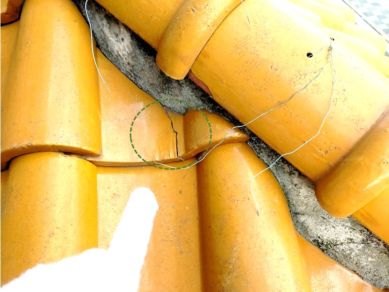 高石市　瓦ひび割れ